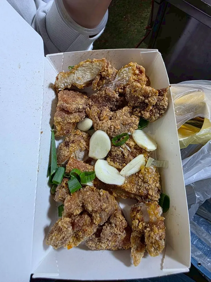 排隊時間約 15 分鐘。 現炸無骨雞腿肉外酥內嫩,搭配新鮮蔥蒜,蒜香與肉汁融合得很好。 蒜味人大愛,個人會願意回購