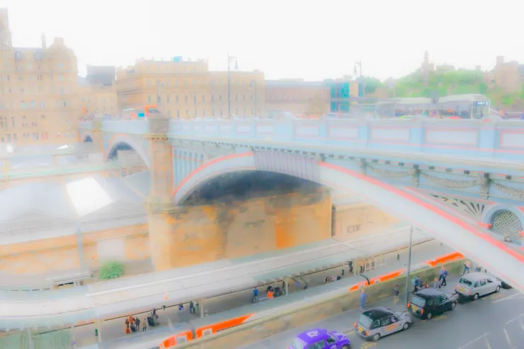 上方的北橋與下方的火車站，構成了立體的愛丁堡