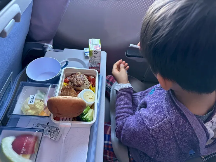 飛機餐上來前，也可以跟空服詢問是否可以給溫水。