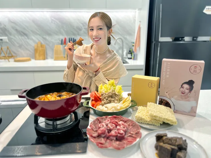 藝人愛雅創立的素食鍋物品牌「愛雅辣呦」,不管葷素都能一起圍爐, 盡情享受麻辣鍋的美味。(資料來源:愛雅辣呦)