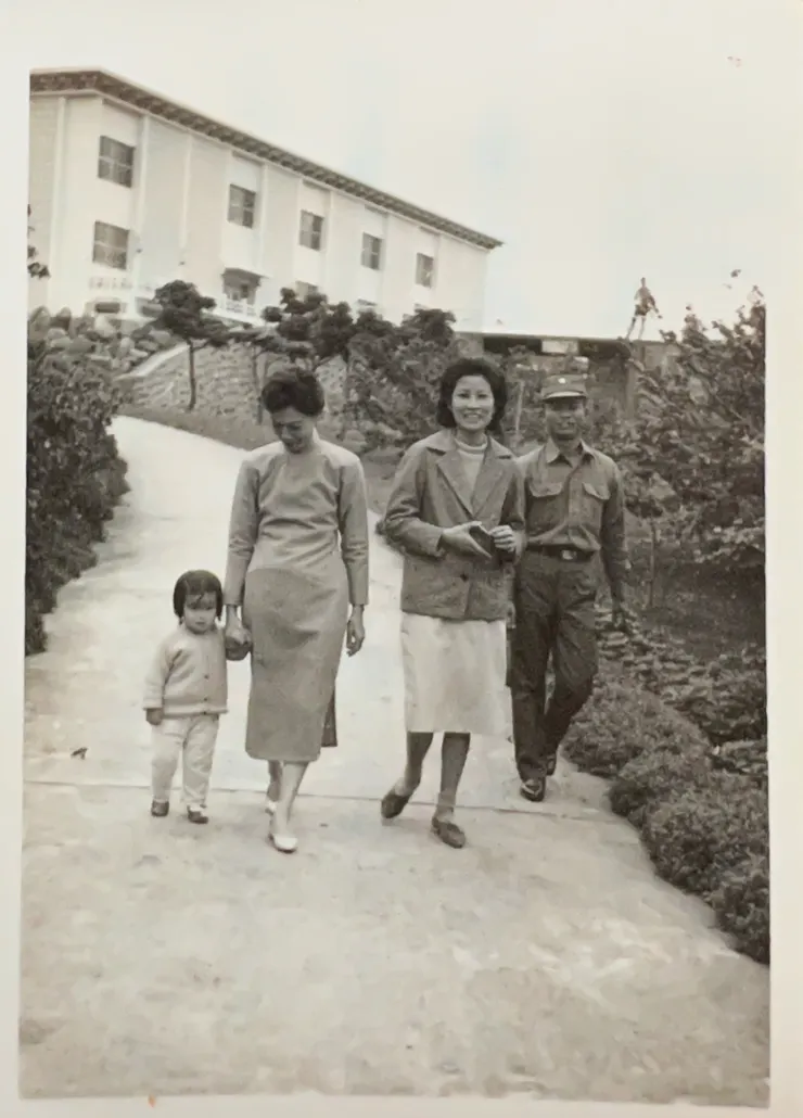 舅舅當兵放假的時候來看母親和姊姊，一同在淡江校園合影。