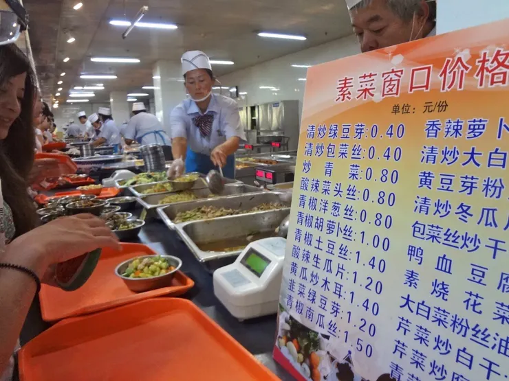 南京大學的朋友帶我去他們的食堂，食物異常便宜又好吃，燃起我去中國留學的興趣
