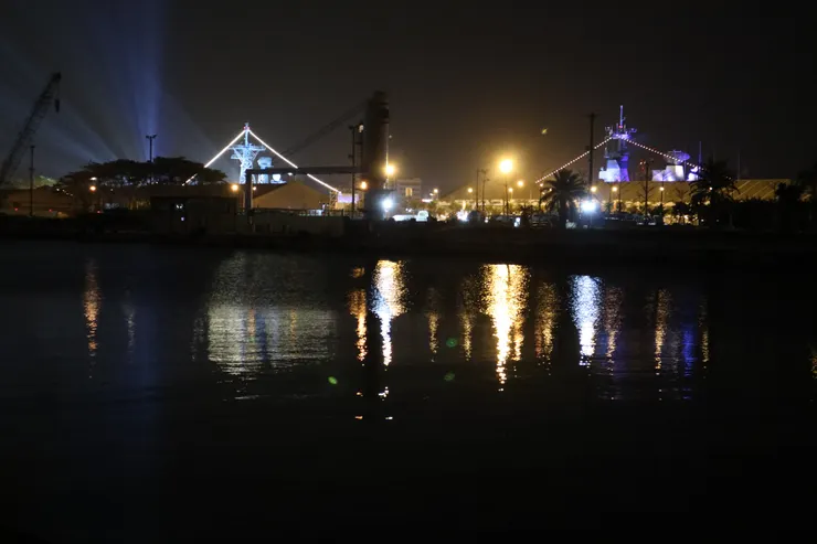 從駁二望向蓬萊港區的兩艘軍艦