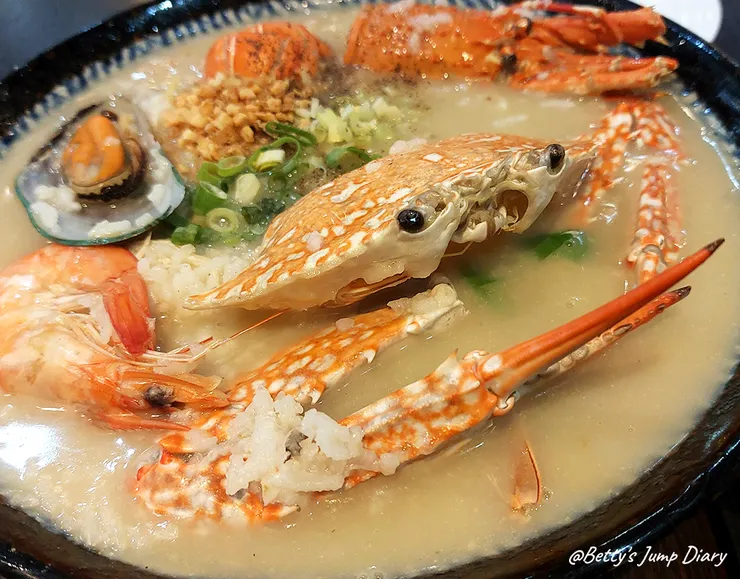 ▲霸氣螃蟹海鮮粥（台中大里店）霸氣神仙打架海鮮粥/圖片來源：Betty's Jump Diary