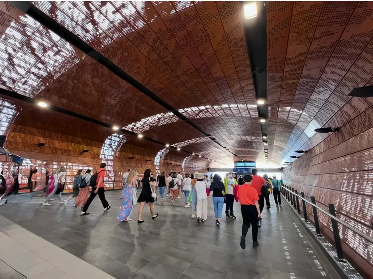 前往演唱會場的民眾