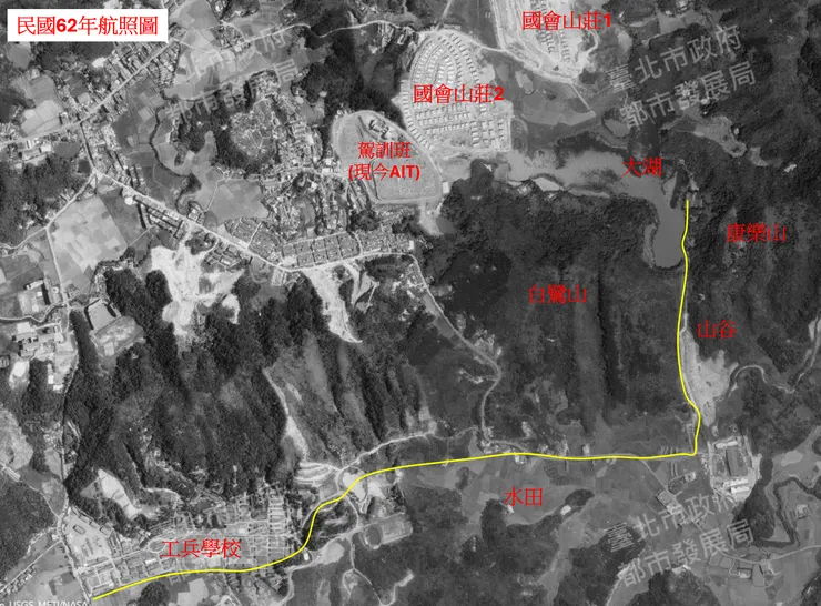 國中時，我與幾位同伴相偕，勇闖人跡罕至的大湖。先坐公車到工兵學校附近，沿軍營的圍牆走到一大片水田(黃色路線)，來到一處山谷的隘口。然後沿山谷走到大湖的南岸。此山谷就是現在的成功路五段和文湖線捷運。