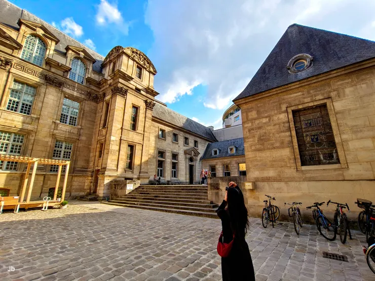 【街頭漫步老建築已看到麻木 没想到歷史圖書館都德曾住！拉穆瓦尼翁宅邸（Hôtel de Lamoignon），建於16世紀末，最初被稱為安古蘭宅邸（Hôtel d'Angoulême），現為巴黎歷史圖書館（Bibliothèque historique de la Ville de Paris），  以文藝復興晚期風格和優雅的庭院聞名。  19世紀曾被分割成公寓、商店和工作室，作家阿爾豐斯·都德（Alphonse Daudet）曾居住於此，不知是否在這裡寫下「最後一堂課」？】