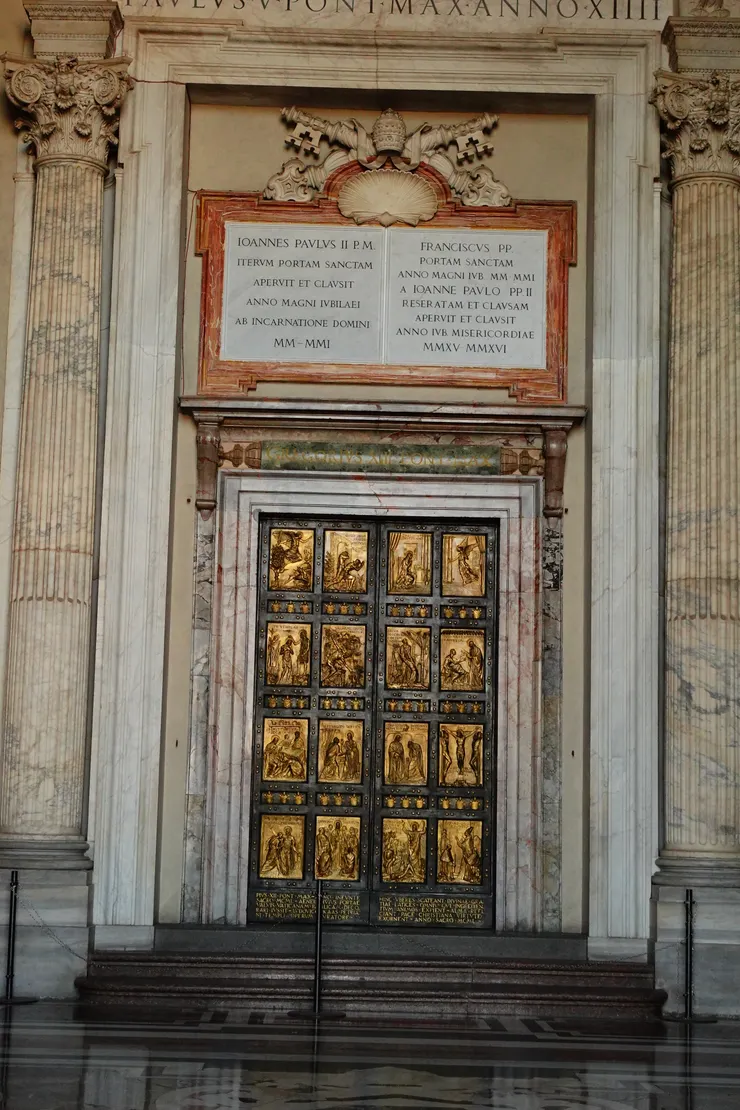 聖彼得大教堂的聖門。