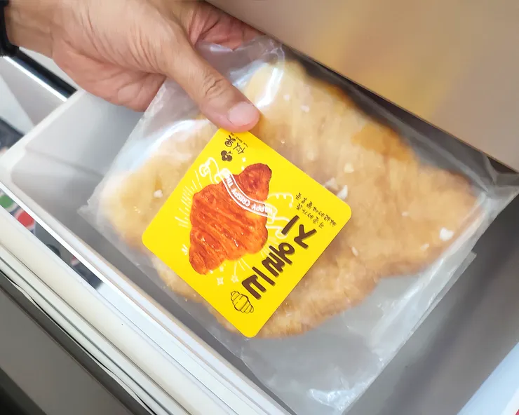 ▴ 全家買的扁可頌～冷凍後拿出回溫