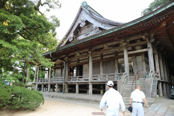 青岸渡寺就在那智大社旁邊