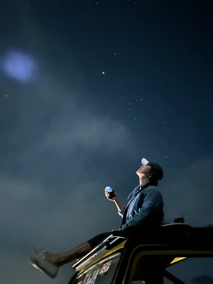 坐在車頂看星星