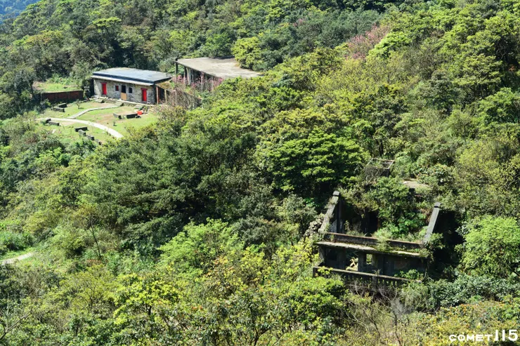 今日的大粗坑聚落，實際上還有許多老房子藏身樹林中