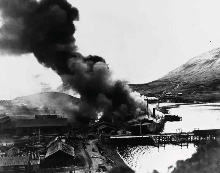 1942年6月4日，第二次日軍空襲後，荷蘭港的西北號宿舍船被火焰吞沒