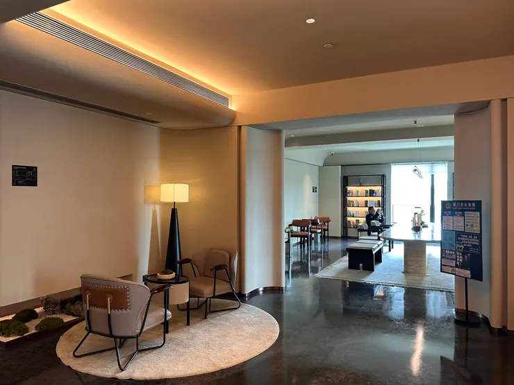 12樓前台休息座位及閱覽室