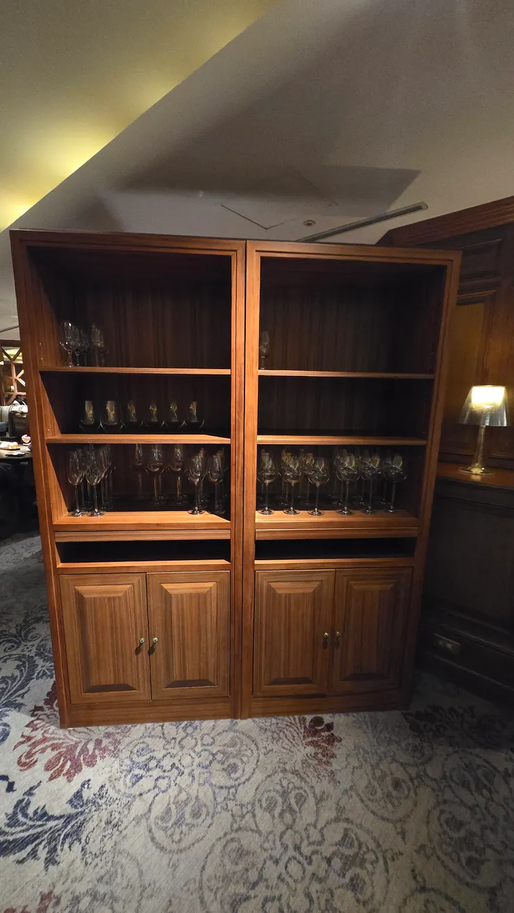 高腳杯@木質櫥櫃