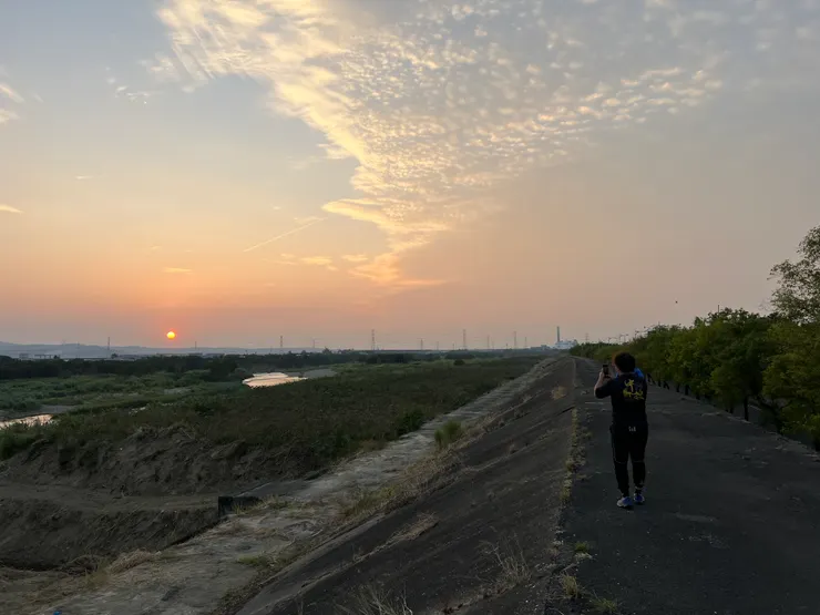 河堤落日
