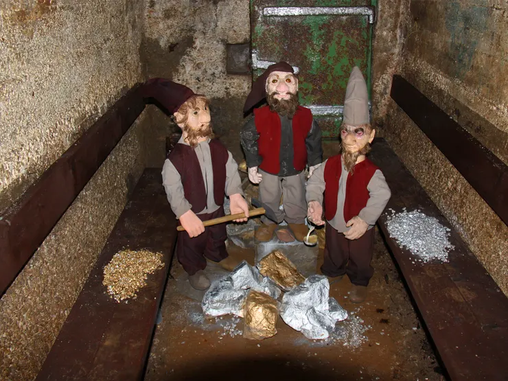 礦坑裡唯一比較討喜一點的矮人礦工塑像。