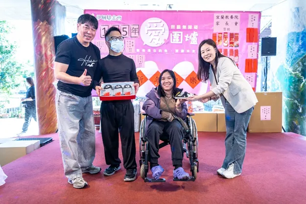 從伊甸長官手中接下溫暖禮，服務對象笑得特別開心。