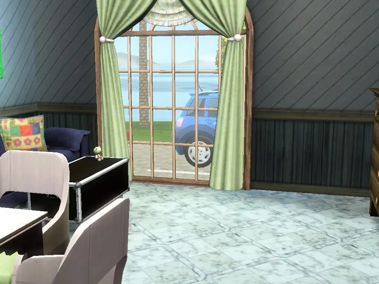 客廳的落地玻璃窗能看到院子和停車位。