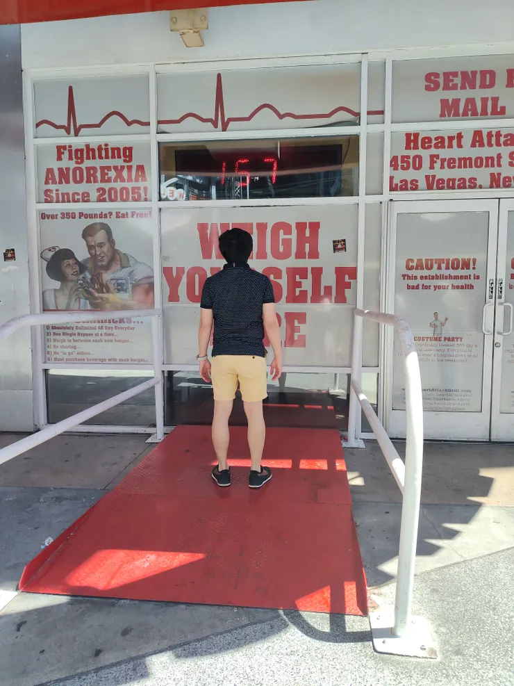 餐廳大門有讓大家量體重的地方唷XD