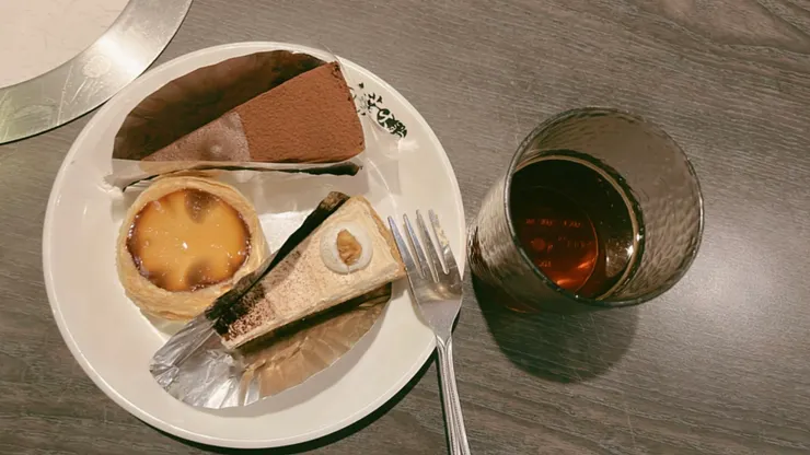 聊著，吃著，用餐時間要結束了，拍個蛋糕，意思意思一下xD 【圖片來源:十月】