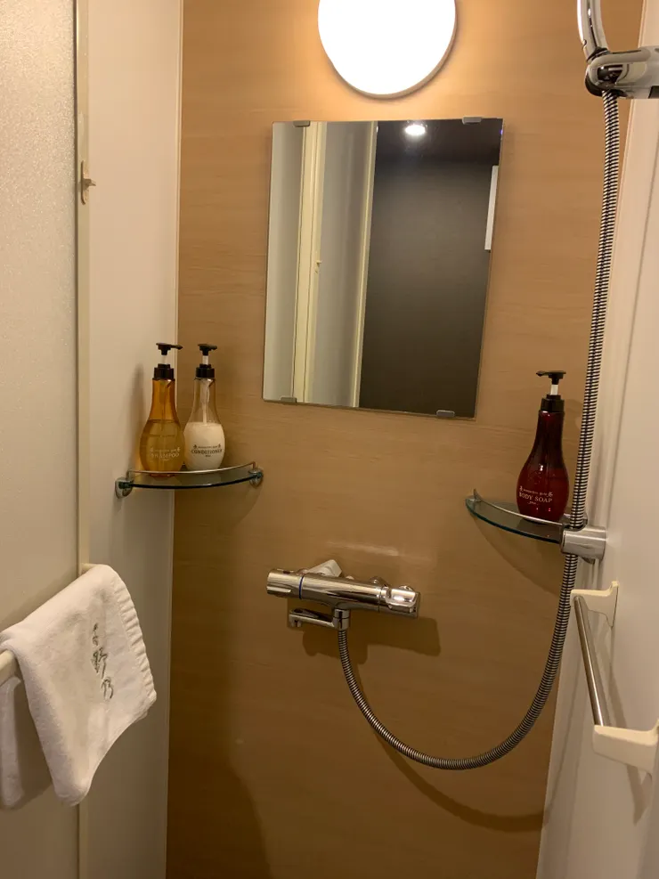 因為有提供幾乎全日溫泉，所以沒有浴缸，淋浴間也小小的，但水不會噴出來，很優