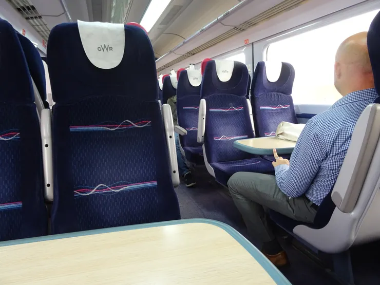 座位前有小桌，看書或是吃早餐都很方便