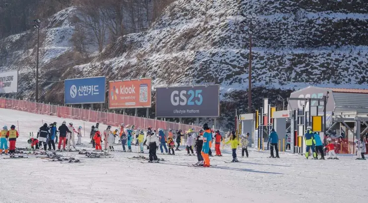 韓國 Elysian Gangchon 官方滑雪學校，由具國際認證的專業教練授課，提供一對一私人滑雪與單板滑雪課程，適合初學者首次體驗滑雪（via KKday）