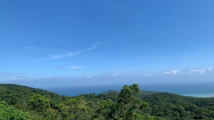 騎到高點看得很遠。