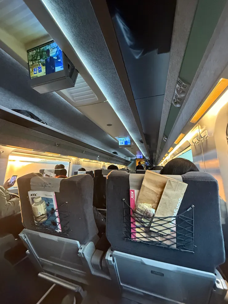 車廂內真的非常安靜，整趟路幾乎沒聽到任何說話聲，如果必須要講電話，基本上都會走到車廂間