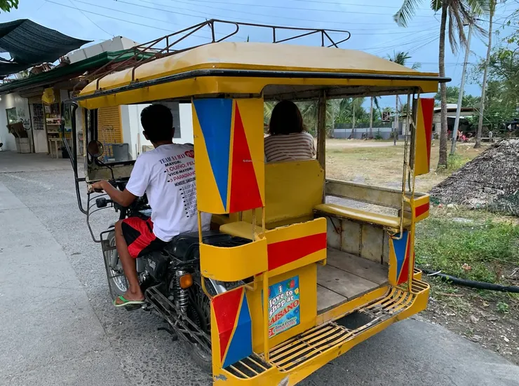 嘟嘟車有許多種款式，照片中這款硬擠可以坐到 6 人，甚至連司機的後座都可以載人。