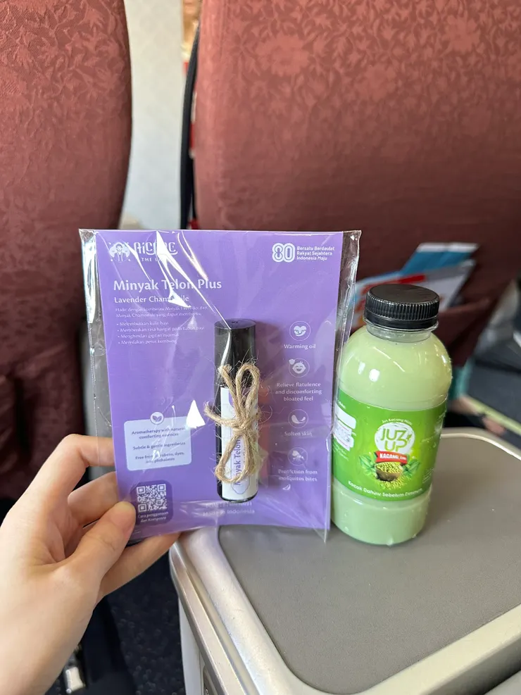 印尼鷹航在起飛前發給乘客的獨立紀念日小禮物