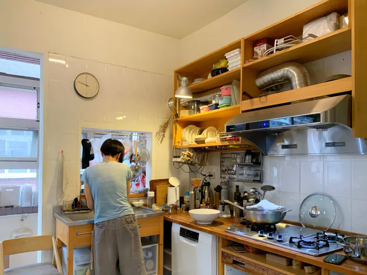 廚房櫥櫃不裝門，保持通風，也容易找到東西。選擇色系一致的餐具與物品，視覺上才不會凌亂。重點是，家裡的洗碗機真是提升生活品質的好幫手！