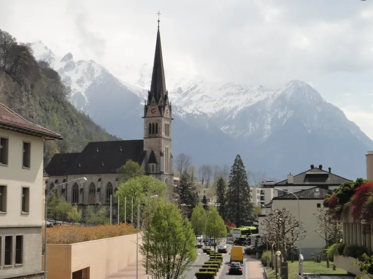 首都瓦都茲街景，圖中為建於1874年的瓦都茲大教堂。攝影／陳建璋