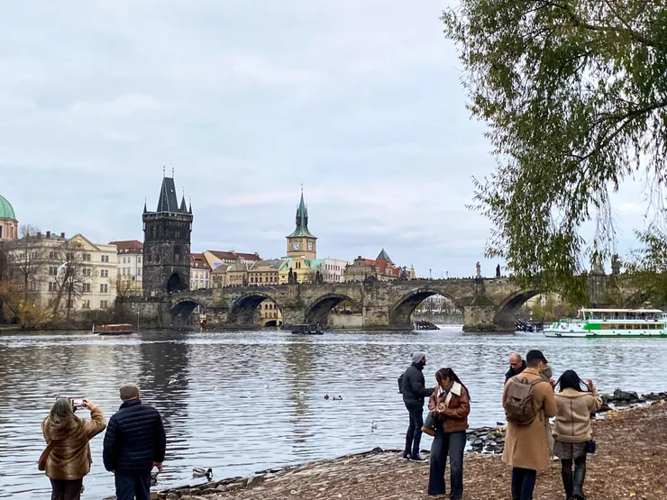 Park Cihelná 就夾在查理大橋與馬內斯橋之間,一次可以欣賞兩座古橋風光。