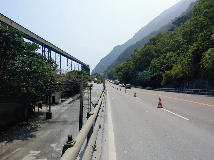 過卡南橋後的共構路段，左前方遠處即是和仁車站。