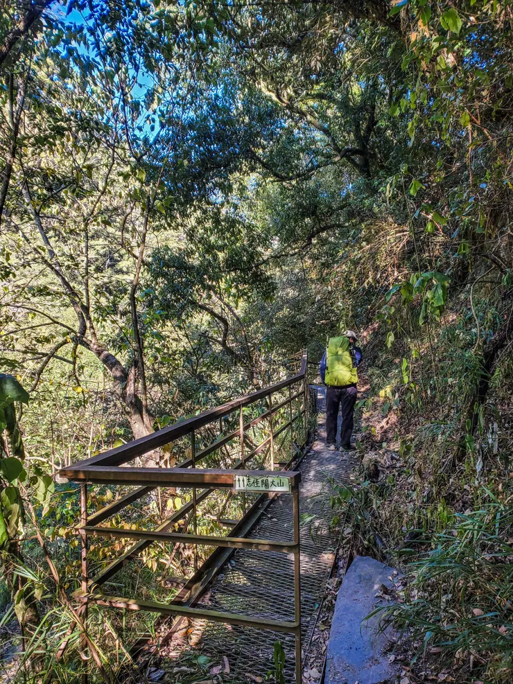 沿著山壁建造的鐵棧橋