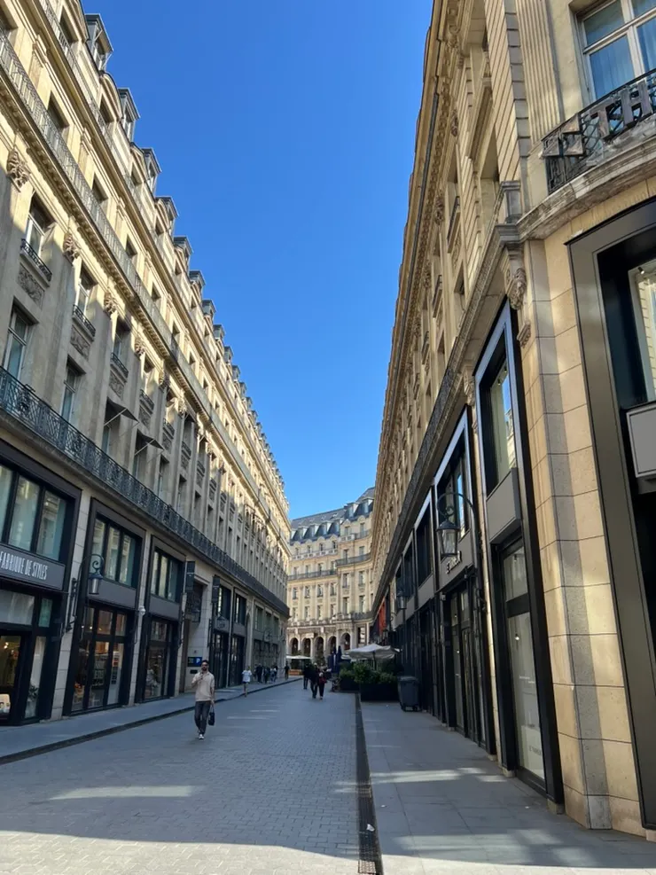 走向歌劇院的街道，早晨的巴黎街道就是這麼清靜高雅