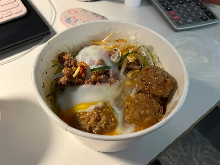 溫泉擔擔麵加獅子頭。