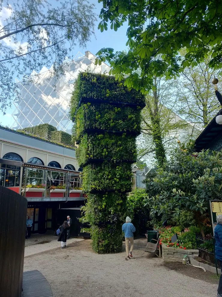 綠意-我如果沒記錯，這裡旁邊有廁所