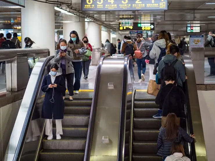 「右停左走」的手扶梯文化,近年正在被「緊握扶手,站穩踏階」取代。