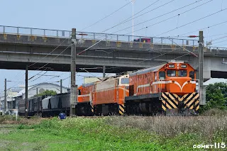 專列一路被時速只有60公里的貨物列車擋在前面