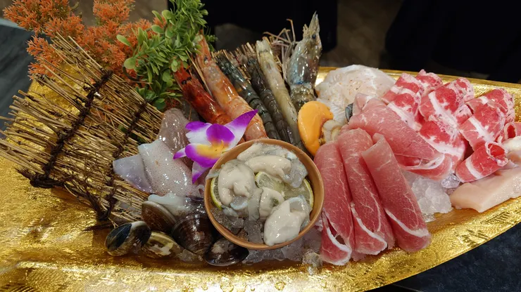 「冬令鑽石饌」的浮誇擺盤。（攝影／陳宜彣）