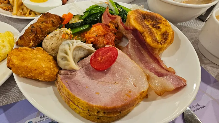 這一盤也相當美味!火腿超厚!法式土司和魚肉料理表現也很傑出!