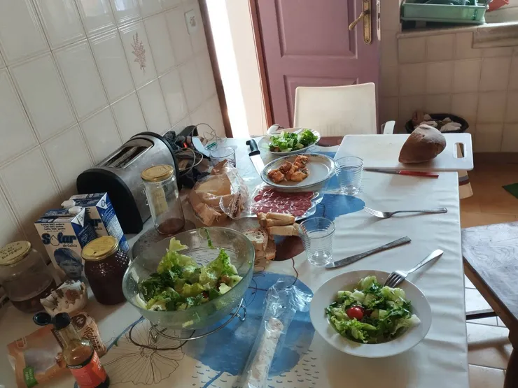 Amalia的手藝還在瓦斯爐上，桌子右上角則是Gema的炸雞，Juan很喜歡~