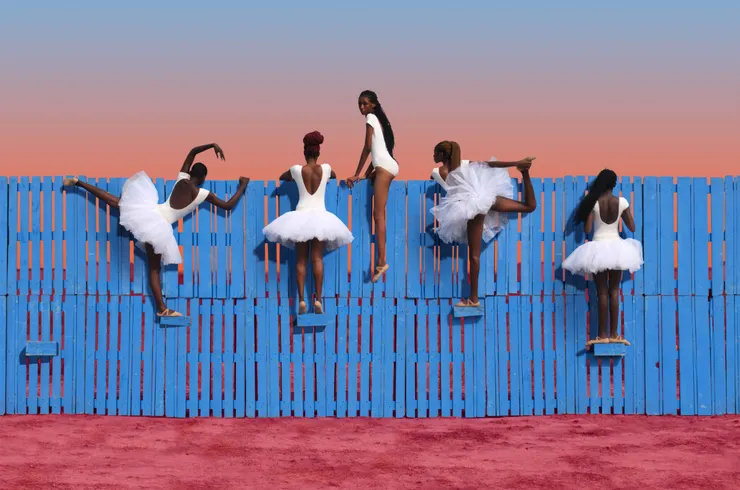 《過程》（The Process II）生動地描繪了一群舞者，她們在保有淘氣、靈動且充滿生命力的靈魂之際，正展現出無比堅定的決心，試圖跨越那道象徵界限的「藍色屏障」