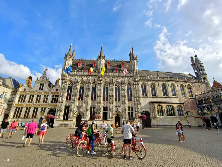 【城堡廣場，市政廳與舊民事書記處。右方角落可見聖血聖殿，因老妻不宜，我們也没進去。】