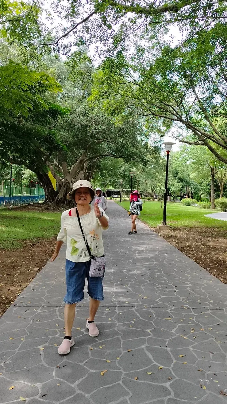 看媽媽健康健走，子女最大的快樂