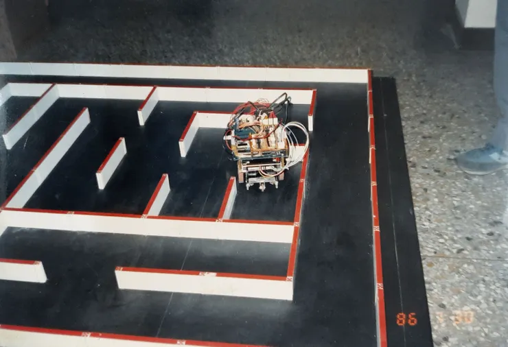 電腦鼠測試中。完成每一階段的程式修改，我們會到宏碁提供的9x9迷宮測試演算法。