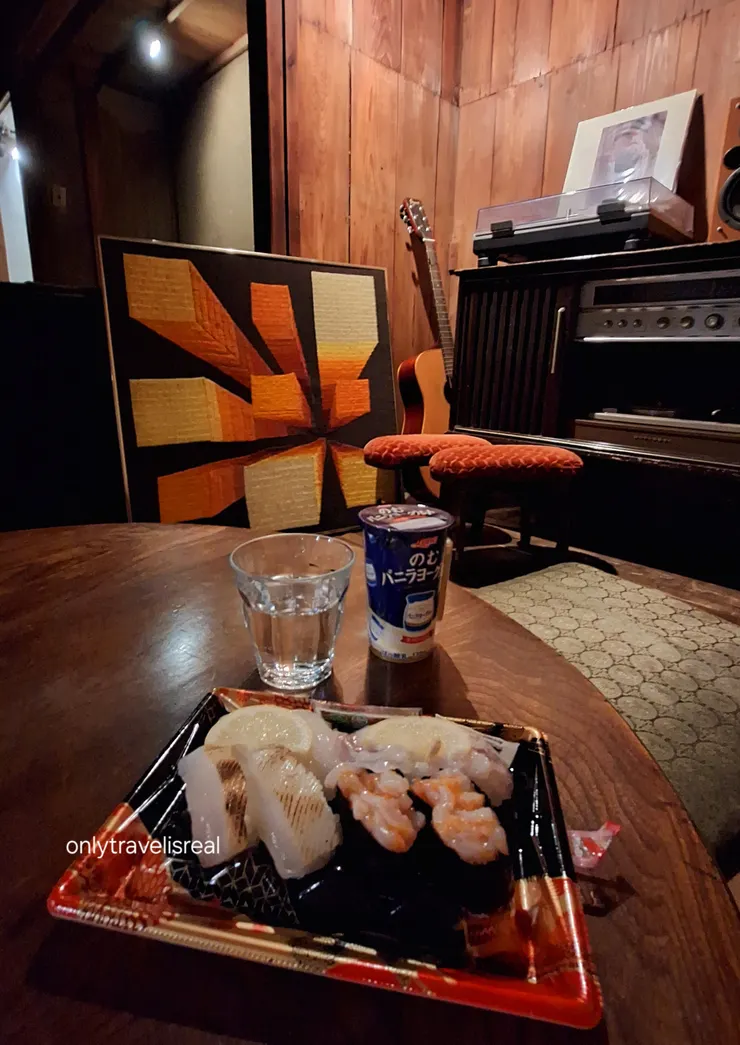 最後的最後在新旅館的公共空間，吃著壓驚的宵夜